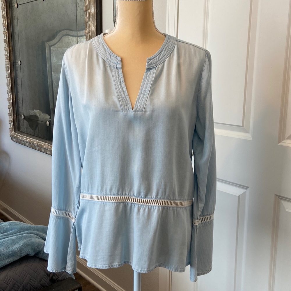 Cloth & Stone Blue Long Sleeved top, nice detailing, size Medium